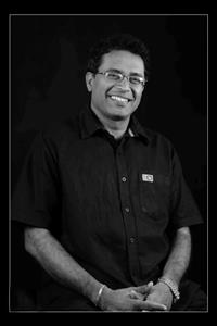Portrait photo of the artist Jagath Wickramasinghe